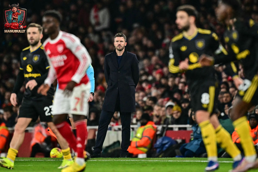 ไมเคิล คาร์ริค อดีตกองกลางแมนยู ปัจจุบันกุนซือชั่วคราว ในชุดสูทสีดำข้างสนาม