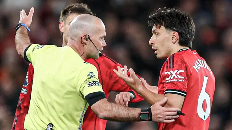 มาร์ตีเนซ ใบแดง ดึงผม คัลเวิร์ต-ลูวิน เกมแมนยู ลีดส์ พรีเมียร์ลีก 13 เม.ย. 2026